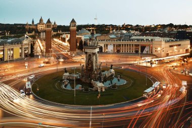Placa Espanya 'da yoğun trafik ve Barselona İspanya' da muazzam bir çeşme