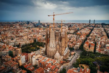Sagrada Familia Basilica hava manzarası İspanya 'nın Barcelona kentinin en ünlü simgesidir.