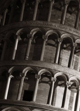 İtalya 'nın Pisa şehrinde geceleri yakın çekim kulesi dünya çapında bilinen bir simgedir..