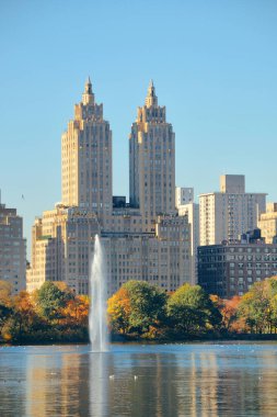 New York 'ta Manhattan' da Central Park 'ta havuzu olan göl kenarındaki apartmanlı gökdelenler.