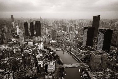 Suzhou Creek şehir silueti ve Çin 'deki gökdelenlerle yukarıdan Şangay hava manzarası.