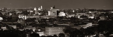 Roma 'nın çatısı gökyüzü manzaralı ve geceleri İtalya' da antik mimari. 