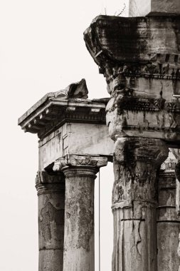 Sütunlar. Tarihi binaların kalıntılarıyla Roma Forumu. İtalya.
