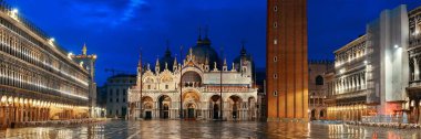 Gece Venedik, İtalya 'daki Piazza San Marco' da çan kulesi ve St. Mark kilisesi..
