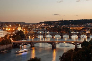 Çek Cumhuriyeti 'nde Prag ufuk çizgisi ve nehir üzerinden köprü.