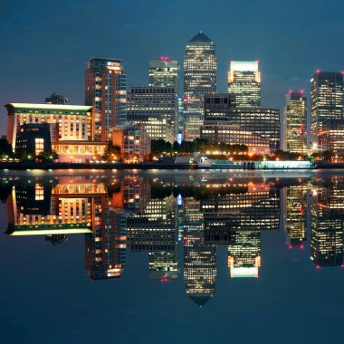 Londra 'daki Canary Wharf iş bölgesi Thames Nehri üzerinde gece. 