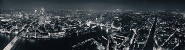 Londra hava görünümünü panorama kentsel mimarileri ve tower bridge ile gece.