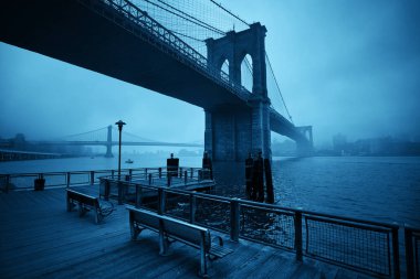 Brooklyn Köprüsü, Manhattan şehir merkezinde sisli bir günde