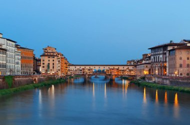 Floransa 'da gün batımından sonra Arno Nehri üzerinde Ponte Vecchio..