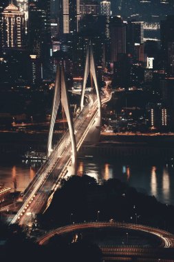 Gece Chongqing, Çin 'de köprü ve şehir mimarisi.