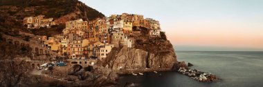 Manarola Cinque Terre, İtalya 'da uçurumun kenarındaki binalarla Akdeniz manzarasını gözden kaçırır.