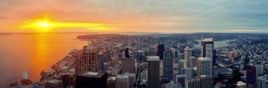 Gün batımında kentsel mimari ile Seattle çatı panorama görünüm.