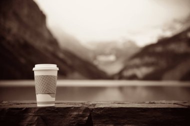 Banff Ulusal Parkı 'nda, Kanada' da dağları ve ormanı olan Louise Gölü kahve fincanıyla..