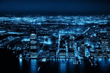 Şehir merkezinde kentsel gökdelenler ile Manhattan New Jersey'nin çatı gece görünümü