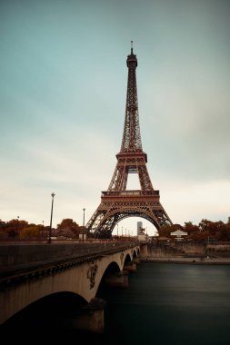Paris, Fransa 'daki Seine Nehri' nde köprüsü olan Eyfel Kulesi.