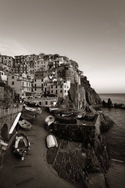 Manarola, İtalya 'nın Cinque Terre kentindeki uçurumun üzerindeki binalarla Akdeniz' e tepeden bakar. Siyah ve beyaz.
