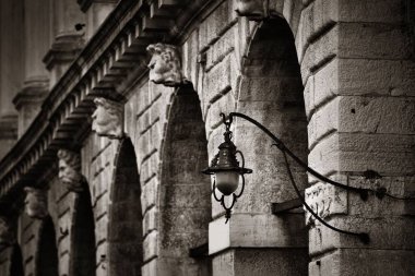 İtalya, Venedik 'te tarihi binalar bulunan sokak lambası.