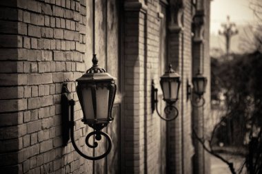 Xiahao 'da yol lambası ve pencere desenleri. Chongqing, Çin' de eski bir sokak..