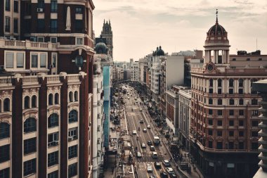 Madrid, İspanya'da tarihi binalar ve trafik ile Gran Via İş alışveriş alanı.