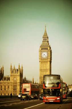 Westminster Köprüsü 'nde Big Ben ile Londra' da çift katlı kırmızı otobüs..