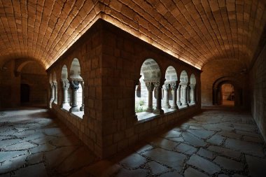 Pueblo Espanol Barcelona, İspanya 'daki Romanesque Manastırı' nın koridorunda.