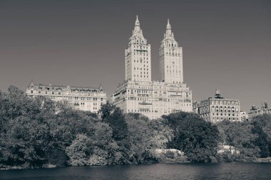 Central Park'a sonbahar ve binalar midtown manhattan new york City