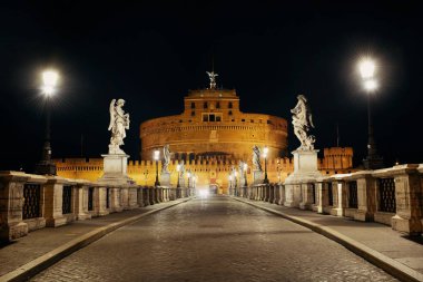 İtalya 'da gece Castel Sant Angelo Roma' da ve köprüde melek heykeli