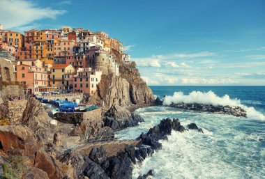 Manarola İtalya 'nın Cinque Terre kentindeki uçurumun üzerindeki binalarla Akdeniz' e tepeden bakıyor..