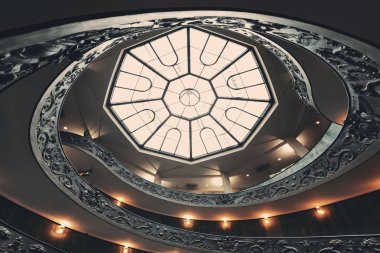 Vatikan Müzesi 'ndeki spiral merdiven.  
