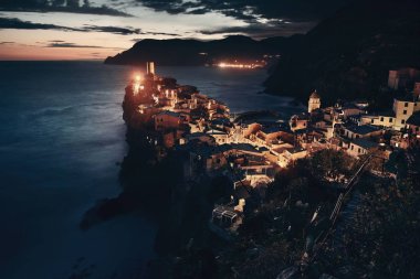 Gece Vernazza 'da Cinque Terre, İtalya' da kayalıklarda binalar vardı..