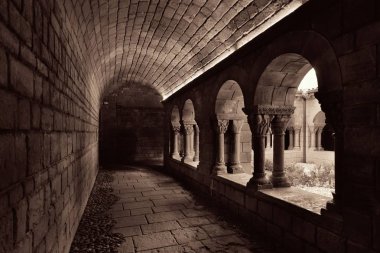 Pueblo Espanol Barcelona, İspanya 'daki Romanesque Manastırı' nın koridorunda.