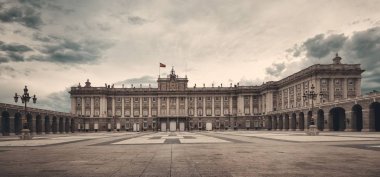 Madrid İspanya Royal Palace tarihi bina panorama görünümü.