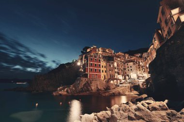 Riomaggiore rıhtım manzaralı Cinque Terre 'de geceleri binalar, İtalya.