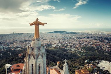 Tibidabo Tapınağı 'nın tepesindeki İsa heykeli Barselona, İspanya' da havadan izlendi.
