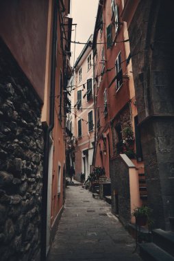 Cinque Terre, İtalya 'da tipik Riomaggiore sokak manzarası.