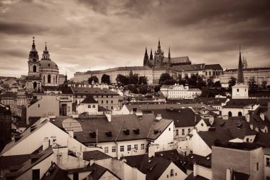 Prag, Çek Cumhuriyeti 'ndeki tarihi binalarla çatısı manzaralı.