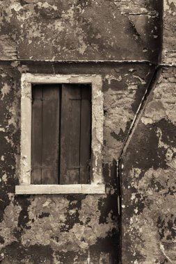 Burano tarihi binaları siyah beyaz. Venedik, İtalya.