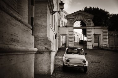 Roma, İtalya eski model araba ile sokak görünümü.