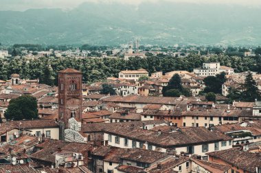 İtalya 'da kulesi ve katedrali olan Lucca silueti