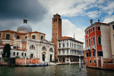 Venedik kanalı manzaralı tarihi binalar. İtalya.