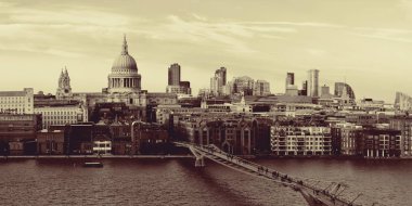 Londra 'daki St. Paul Katedrali en ünlü simgedir.. 