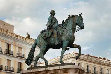 İspanya, Madrid 'deki Puerta del Sol' da at sırtında Kral III. Carlos heykeli..