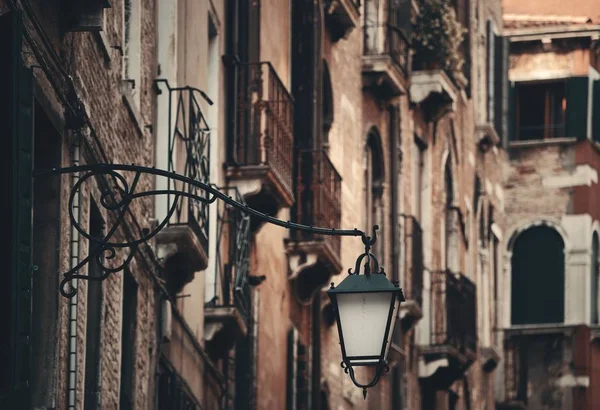 Lámpa Utcán Történelmi Épületek Velence Olaszország — Stock Fotó