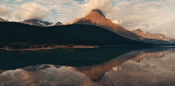 Lago All Alba Con Nuvole Riflessi Montagna Nel Parco Nazionale — Foto Stock