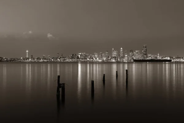Seattle Město Panorama Pohled Moře Městskou Architekturou Opuštěné Molo Soumraku — Stock fotografie
