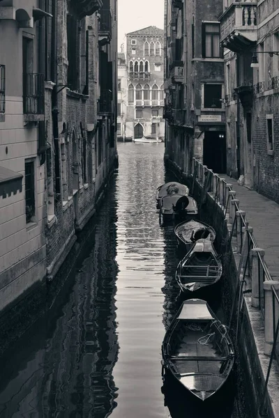 ヴェネツィアの路地運河のボートパーク イタリア — ストック写真