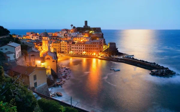 Vernazza Noite Com Edifícios Sobre Rochas Sobre Mar Cinque Terre — Fotografia de Stock