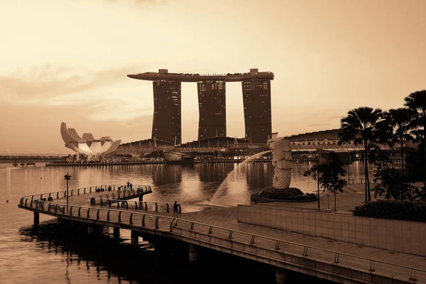 Linha Horizonte Singapura Com Edifícios Urbanos Sobre Água — Fotografia de Stock