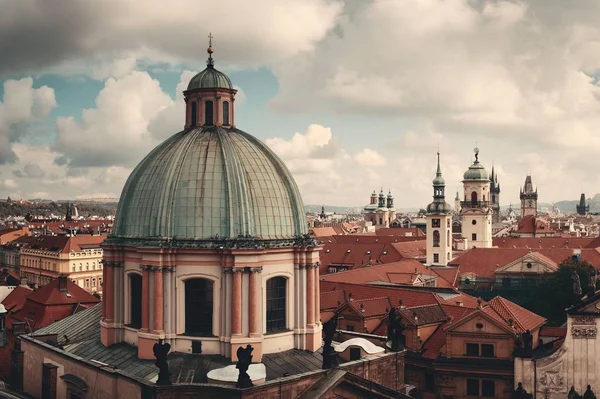 Widok Panoramę Pragi Kościołem Kopułą Czechach — Zdjęcie stockowe