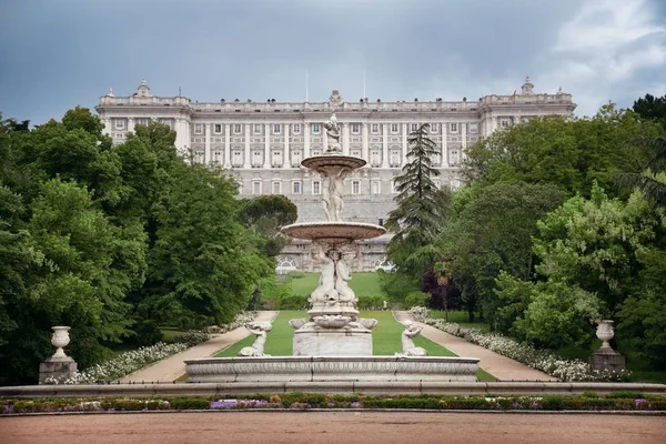 Palazzo Reale Edificio Storico Vista Vicino Giardino Madrid Spagna — Foto Stock